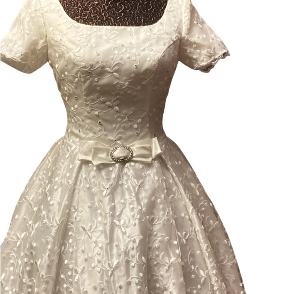 💚🤍NWOT/EMBROIDERED LACE WEDDING DRESS/ #004